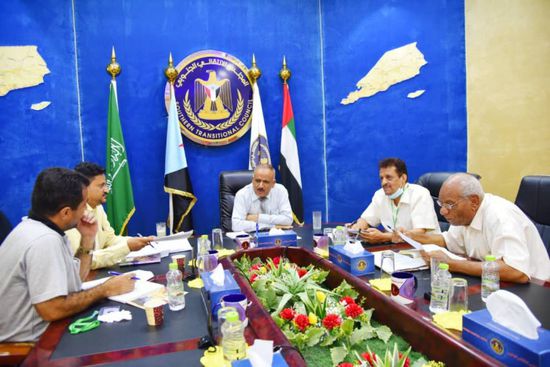 لضبط الأسعار.. "الانتقالي" يبحث أزمتي أجور النقل والإفراج الجمركي