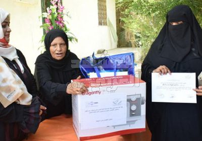 تسليم 15 متدربة على الخياطة "أدوات التمكين" بلحج