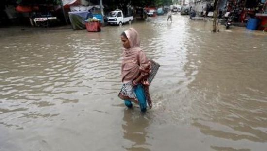  مصرع 3 أشخاص صعقا بالكهرباء بسبب الأمطار الغزيرة في باكستان