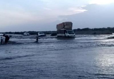 سيول جارفة تقطع الخط الدولي بأبين