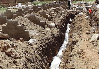 في واقعة مُخيفة.. مليشيا الحوثي تدفن مئات الجثث المجهولة