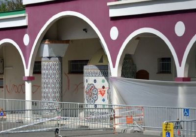 فرنسا.. تشويه واجهة مسجد برسوم مسيئة