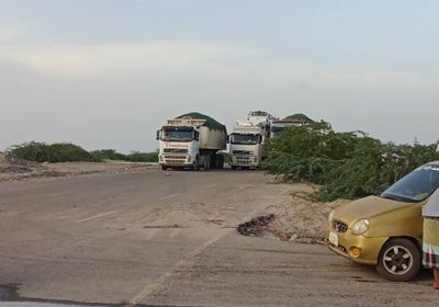 السيول تواصل قطع الطريق بين أبين وعدن