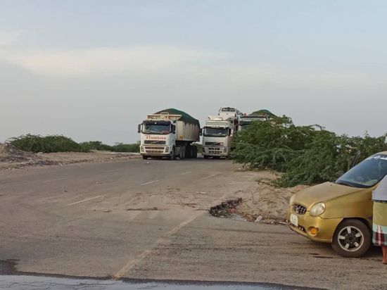 السيول تواصل قطع الطريق بين أبين وعدن