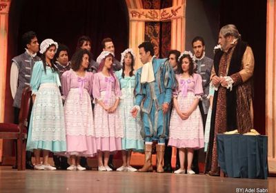 سامح حسين يكشف مواعيد وأسعار تذاكر مسرحية "المتفائل"