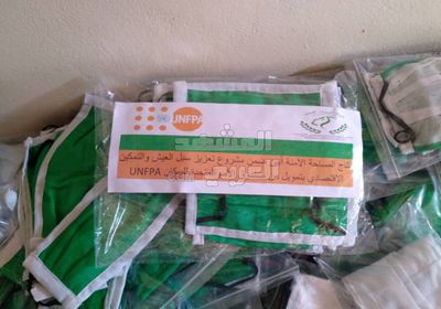 "نساء أبين" يوزع 1000 كمامة على النازحين