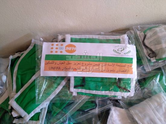"نساء أبين" يوزع 1000 كمامة على النازحين