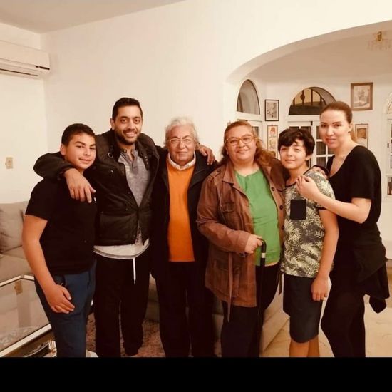أحمد فلوكس بصحبة عائلته في صورة نادرة