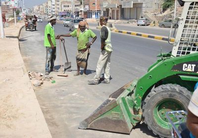 استعدادا لعيد الأضحى.. انتشار فرق النظافة بساحل حضرموت (صور)