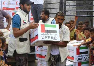 "الهلال الإماراتي" يوزع كسوة العيد على 400 أسرة بالمخا