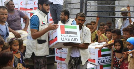 "الهلال الإماراتي" يوزع كسوة العيد على 400 أسرة بالمخا