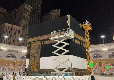  وصول واستبدال كسوة الكعبة المشرفة بالحرم المكي (صور)