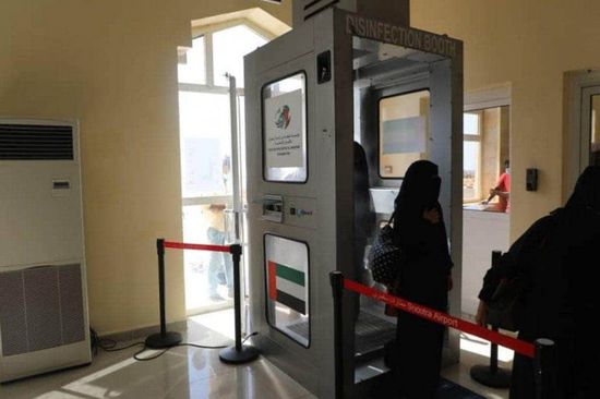"خليفة الإنسانية" تكافح العدوى في مطار سقطرى بجهازين للتعقيم