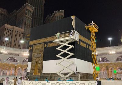  في يوم عرفة.. الكعبة تتزين بكسوة جديدة من 120 كيلو ذهب (صور)
