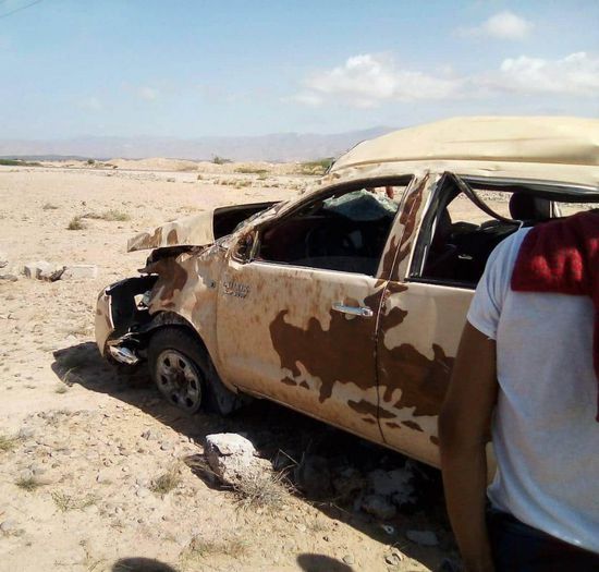 خلال مهمة صرف الرواتب.. انقلاب طقم عسكري بحضرموت