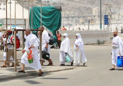 حجاج بيت الله يتوافدون إلى مشعر منى