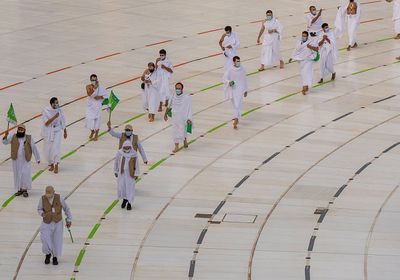  ضيوف الرحمن يؤدون طواف الإفاضة بالمسجد الحرام وسط تدابير احترازية