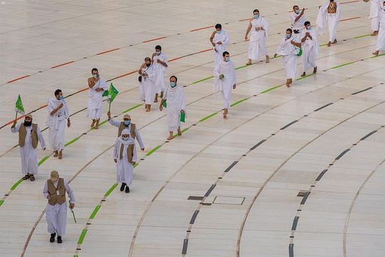  ضيوف الرحمن يؤدون طواف الإفاضة بالمسجد الحرام وسط تدابير احترازية