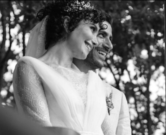 النجمة سونجول أودن تنشر صورًا جديدة من حفل زفافها