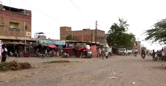 مليشيا الحوثي تحاصر قرية الظمي في حيس