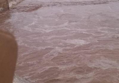 سيول وادي أحور تجرف مواطنين وقاطرتين