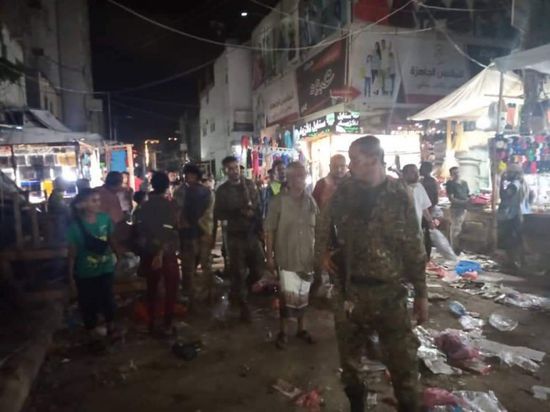 "الشيخ عثمان" تستعين بمعدات ثقيلة لرفع المخلفات