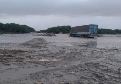 السيول تقطع الخط الدولي وتغرق منازل بأحور