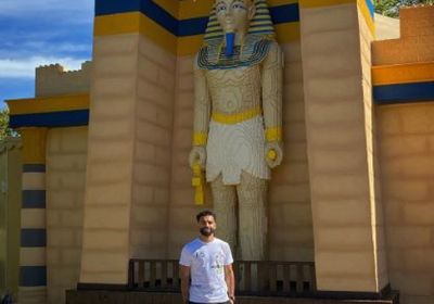 صلاح يلتقط صورة مع تمثال فرعوني ويعلق: نحن حقا في كل مكان