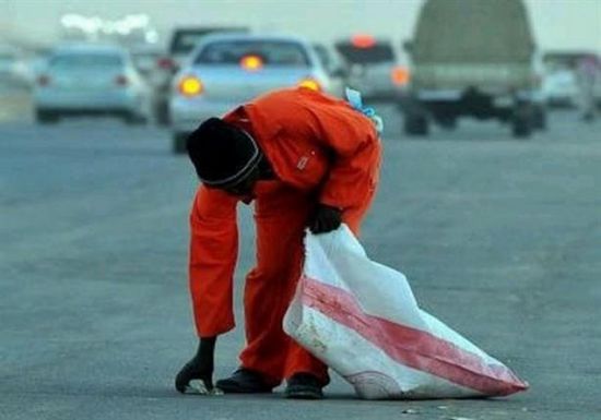 عمال النظافة في مناطق الحوثي.. مهمّشون جنّدتهم المليشيات للتجسُّس