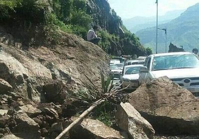 انهيار صخري يحاصر مئات السيارات في إب