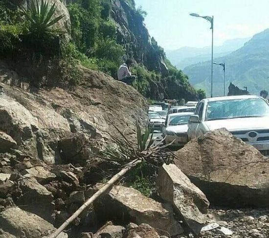انهيار صخري يحاصر مئات السيارات في إب
