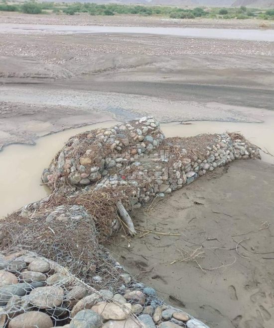 السيول تجرف حواجز الدرجاج وتهدد بإغراق القرية