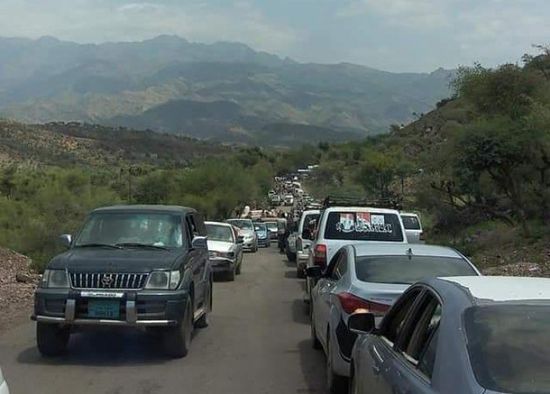 مع احتجاز مئات السيارات.. قطع الطريق بين عدن وتعز