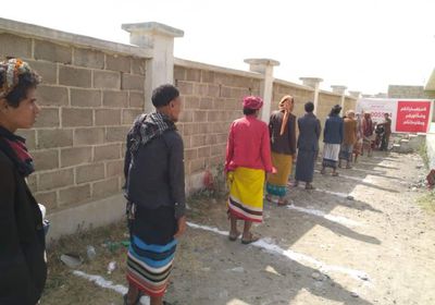 صرف منح نقدية لآلاف الأسر في عبس