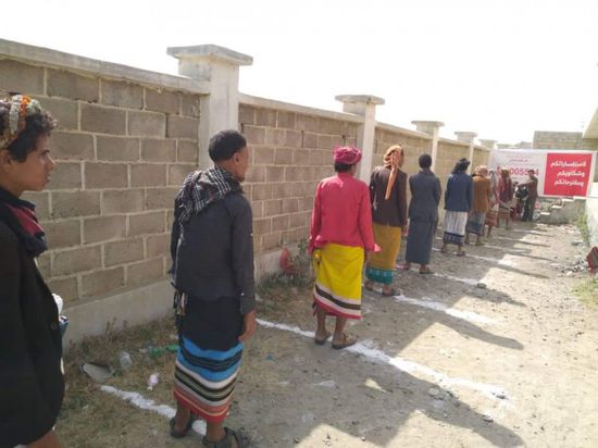 صرف منح نقدية لآلاف الأسر في عبس