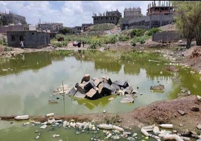 الحبيلين تطفو على بحيرة من الصرف الصحي