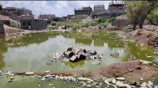 الحبيلين تطفو على بحيرة من الصرف الصحي