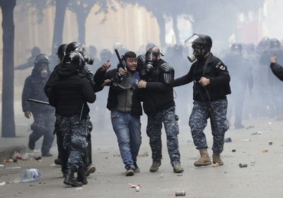  محتجون يغلقون جسر الرينغ وسط العاصمة اللبنانية