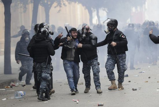  محتجون يغلقون جسر الرينغ وسط العاصمة اللبنانية