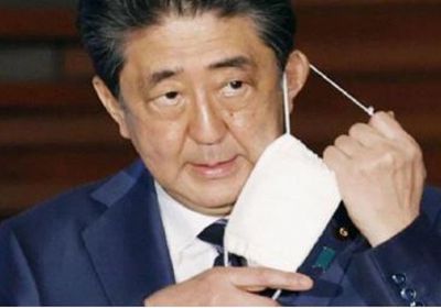 رئيس الوزراء الياباني يتوقف عن ارتداء الكمامة لسوء جودتها