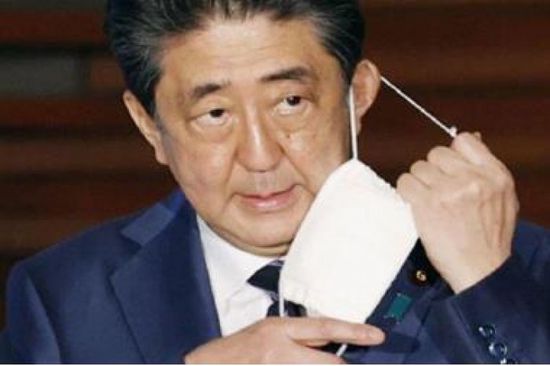 رئيس الوزراء الياباني يتوقف عن ارتداء الكمامة لسوء جودتها