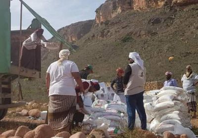 مساعدات "خليفة الإنسانية" تصل لأهالي عسروتي بسقطرى (صور)