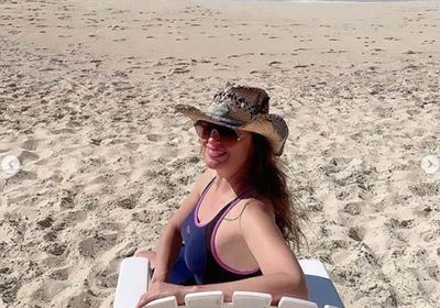 من أمام البحر.. نرمين الفقي تستمتع بإجازتها الصيفية