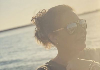 صابرين تستمتع بعطلتها على شاطئ البحر