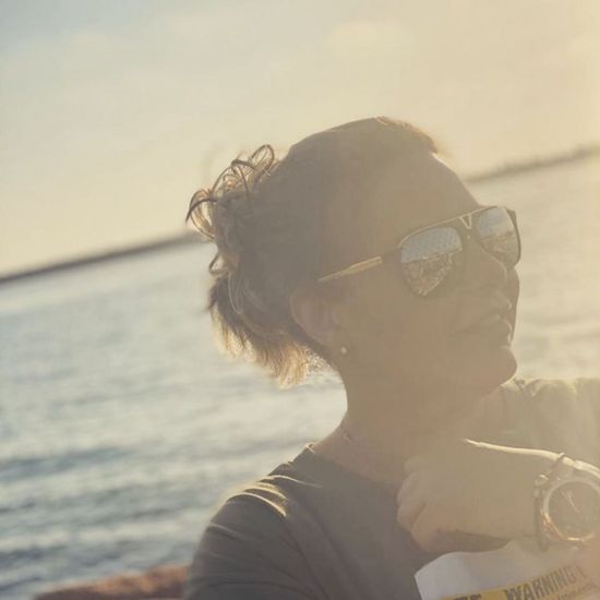 صابرين تستمتع بعطلتها على شاطئ البحر