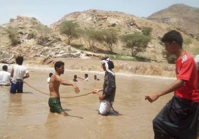 غرق شاب في بيحان وجهود شعبية لانتشال جثمانه