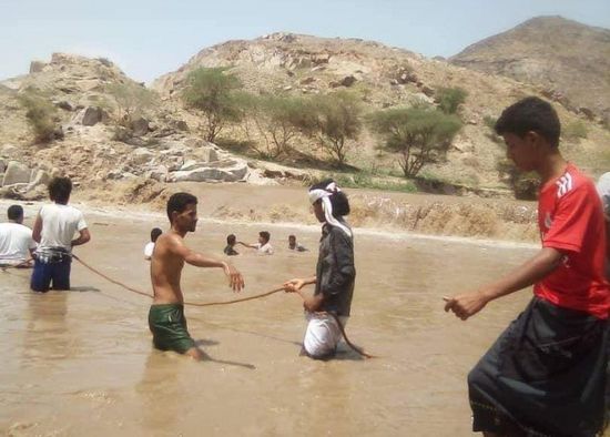 غرق شاب في بيحان وجهود شعبية لانتشال جثمانه