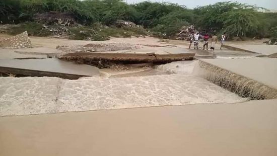 مخاوف من انهيار جسر دفيقة بسبب سيول الشحر (صور)