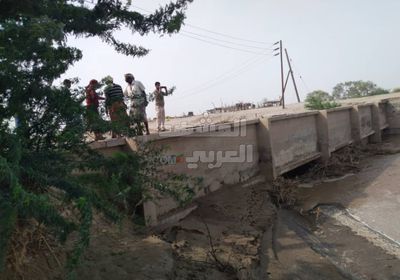 انتقالي أبين يقف على أضرار السيول بقناة المخزن