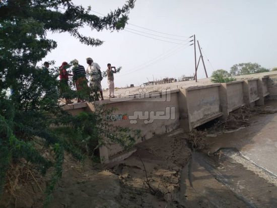 انتقالي أبين يقف على أضرار السيول بقناة المخزن